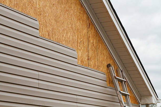 Professional Siding technician working in San Antonio, FL
